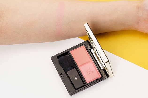 〈クレ・ド・ポー ボーテ〉ブラッシュデュオプードル(レフィル)(103) 税込4,950円、同 ケース 税込2,750円