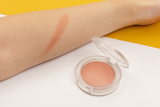 〈M・A・C〉グロー プレイ クッショニー ブラッシュ(ソー ナチュラル) 税込4,950円