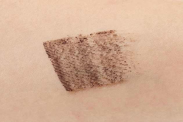 短いまつ毛もキャッチして印象的なまなざしを叶えるマスカラ〈アルビオン〉