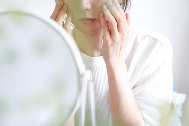 A.視線を上に！中顔面短縮メイクで間延び見えを解消