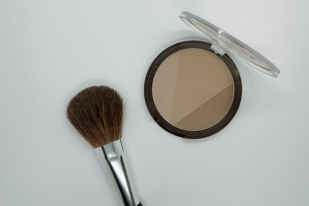 A.フェイスラインの影を操ってリフトアップ見せ！