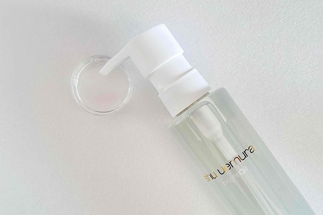 〈シュウ ウエムラ〉オイルタイプ：うるおいを守り、肌に透明感を