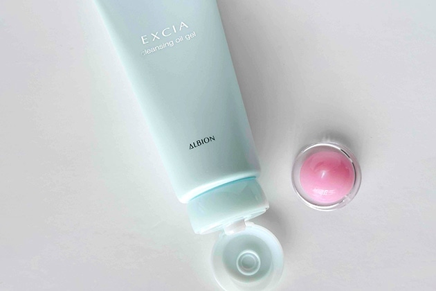 〈アルビオン〉ジェルタイプ：濃密なオイルベースが魅力