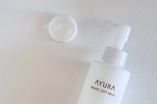 〈アユーラ〉ミルクタイプ：メイク落ちと肌へのやさしさを両立