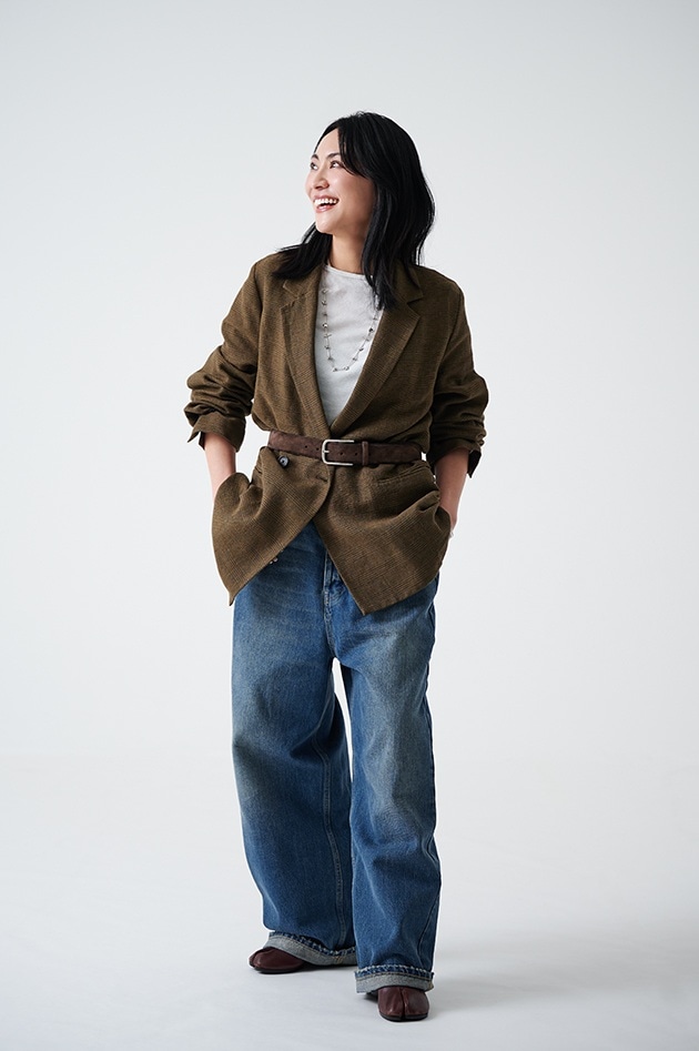 軽やかな素材の〈カレンソロジー〉のジャケットにデニムを組み合わせた、カジュアルでありながら大人っぽさのあるコーディネート。最近流行っているバレルレッグジーンズは全体的なバランスを考えて、ヒールのあるショートブーツをチョイス