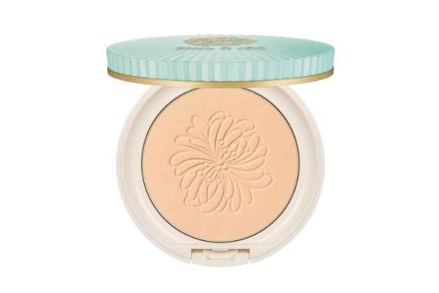 〈ポール ＆ ジョー ボーテ〉プロテクティング フェイス パウダー SPF50+・PA++++(レフィル)(01) 税込3,850円、同 コンパクト 税込1,650円