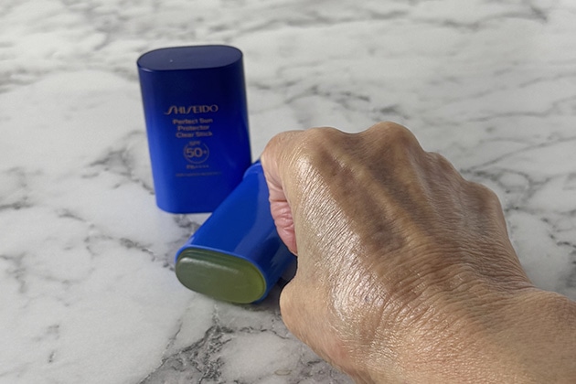 紫外線対策をスマートに。“塗り直し習慣”を変える透明スティック〈SHISEIDO〉