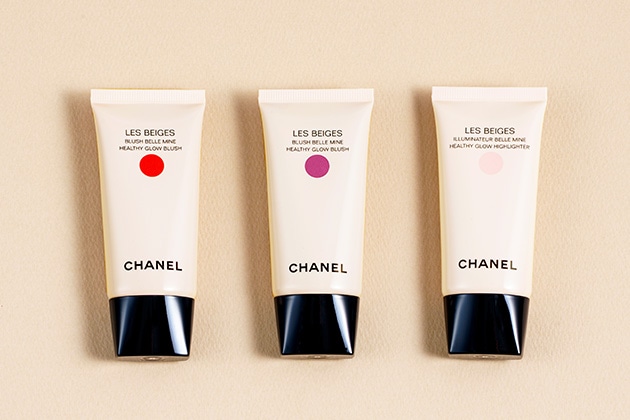 左から：レ ベージュ ブラッシュ ベル ミン(ソルベ、ネクター)、レ ベージュ ヘルシー グロウ ハイライター(サマー グリーム)