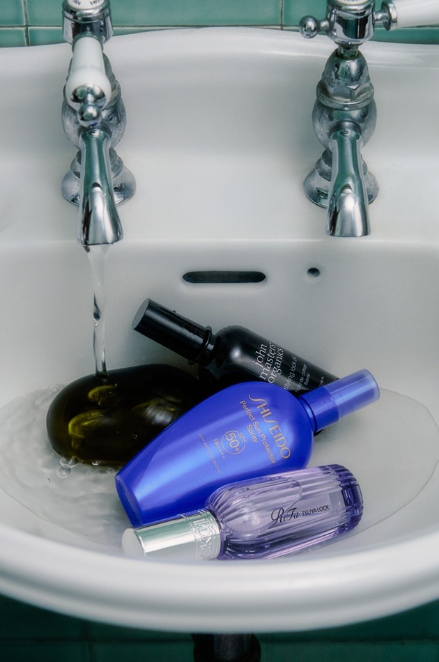 写真上から：〈ジョンマスターオーガニック〉スタイルロックオイル(80mL) 税込4,950円、〈SHISEIDO〉パーフェクト サン プロテクター スプレー SPF50+・PA++++(150mL) 税込4,620円、〈リファ〉ツヤロック(100mL) 税込2,800円 ※DEPACOでの入荷は6月下旬を予定しております。(在庫状況により前後する可能性がございます。)
