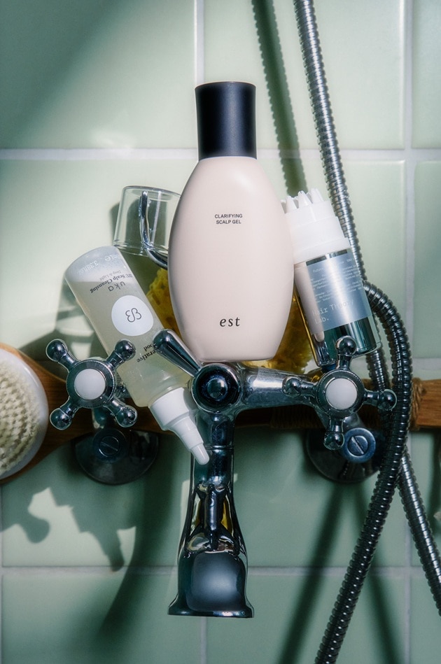 写真右から：〈ヘアセオリーラボ〉フューチャーバイタルエッセンス(50mL) 税込7,920円、〈エスト〉クラリファイイング スカルプジェル(250g) 税込6,050円、〈uka〉イズ スカルプクレンジング ディープ＆ライト(100mL) 税込1,980円