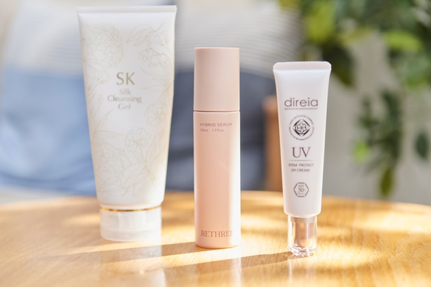 写真左から：〈シルクドリバー〉シルククレンジングゲル(200g) 税込4,180円、〈RETHREE〉HYBRID SERUM(50mL) 税込20,900円、〈ディレイア〉ステム プロテクト UV クリーム SPF50+・PA++++(35g) 税込6,380円 ※いずれもDEPACOではお取り扱いがございません。