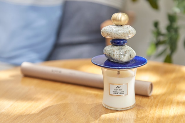 インセンススティックは〈APFR〉のチークウッドがお気に入り。〈WoodWick〉のキャンドル「ホワイトティー&ジャスミン」に合わせた〈Admisión〉のキャンドルリッド「TSUMIKI」はアート作品のよう