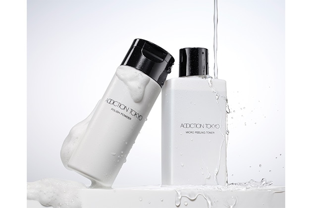 〈アディクション〉左から：マイクロピーリング トナー(150mL) 税込4,950円、ポリッシュパウダー(50g) 税込4,950円