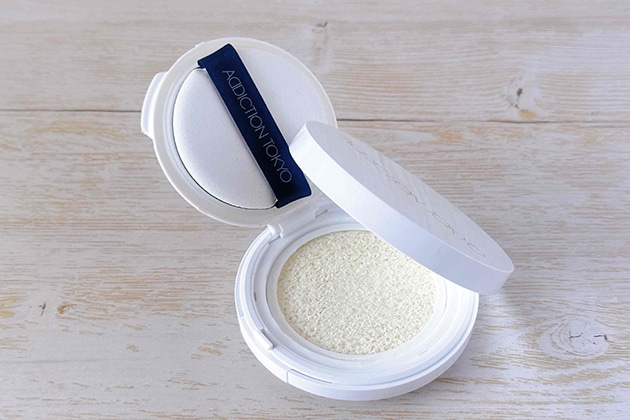 〈アディクション〉スキンケアUV タッチアップ クッション SPF45・PA+++(レフィル)(001) 税込4,400円、同 クッション ケース 税込1,430円