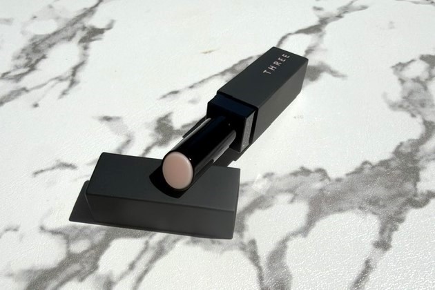 仕込みのひと手間で印象アップ〈スティックプライマー〉｜THREE