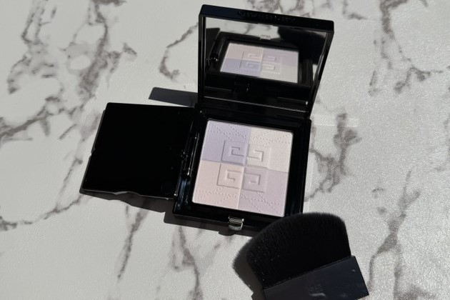 部分使いで自然な素肌感を〈フェイスパウダー〉｜ジバンシイ