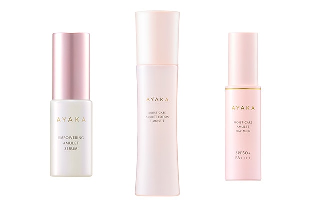 〈アヤカ〉左から：エンパワリング アミュレット セラム(30mL) 税込3,960円、モイストケア アミュレット ローション［モイスト］(120mL) 税込3,300円、同 デーミルク SPF50+・PA++++(28g) 税込3,300円