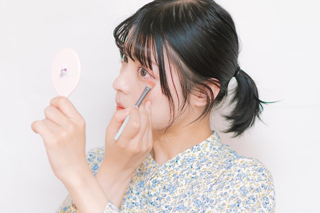 Q.まぶたがだんだん重くなり、昔より目が小さくなった気がします…。