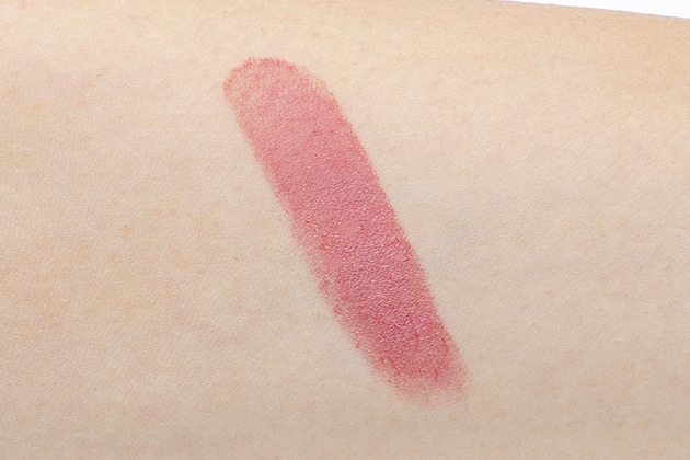 ほんのり湿度感のある仕上がりが唇や肌の美しさを引き立てる〈コスメデコルテ〉