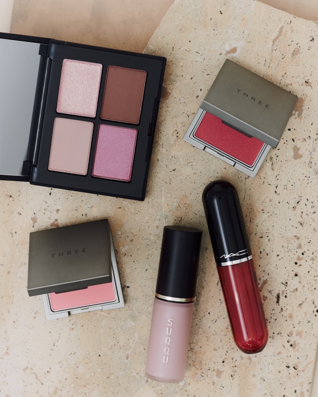 写真左上から：〈NARS〉クワッドアイシャドー(06682) 税込7,700円 ※2026年9月11日(金)発売、〈THREE〉フラフュームブラッシュ(左から01、03) 税込各4,180円 ※01、※03、〈スック〉コンプレクション フェイス カラー(06) 税込4,950円、〈M・A・C〉ラスターガラス ステインガラス リップ ティント(エックスオーエックスオー) 税込4,070円