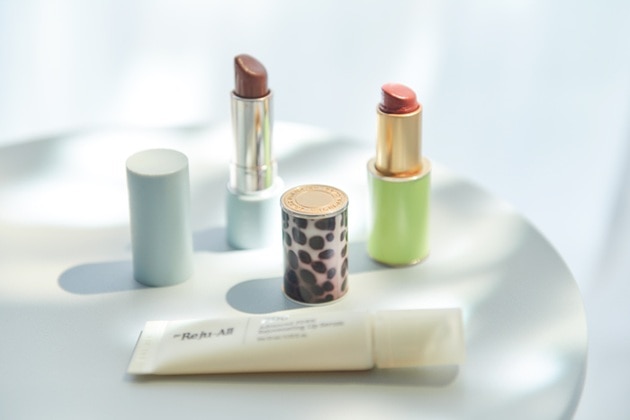 左から時計回りに：〈RMK〉ザ マット リップカラー(EX-01) ※数量限定品のため生産終了。DEPACOではリニューアル品のお取り扱いがございます。、〈ドリス ヴァン ノッテン ビューティ〉リップスティック(リフィル) 税込6,160円、リップスティックケース 税込6,160円、手前：〈Dr.Reju-All〉アドバンスド PDRN リジュビネーションリップセラム(10mL) 税込2,380円 ※いずれもDEPACOではお取り扱いがございません。あらかじめご了承ください。