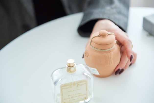 左から：〈サンタ・マリア・ノヴェッラ〉ポプリ フィレンツェ1221(100mL) 税込24,310円、ポプリ テラコッタポット フィレンツェ1221(150g) 税込17,600円 ※いずれもDEPACOではお取り扱いがございません。あらかじめご了承ください。