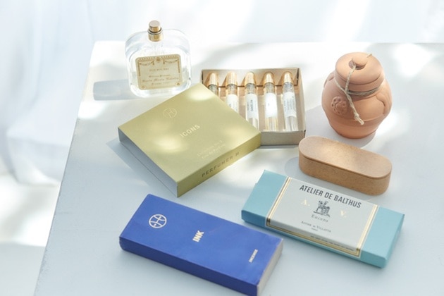 楕円のテラコッタ容器／〈LICHEN〉LICHEN BASE INCENSE STICKS with CASE 税込9,350円、手前の青い箱／〈Perfumer H〉INK 税込6,820円、右下の水色の箱／〈Atelier de Balthus〉Encens 税込10,340円 ※いずれもDEPACOではお取り扱いがございません。あらかじめご了承ください。