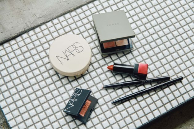 左から時計回りに、〈NARS〉ピュアラディアントプロテクション アクアティックグロー クッションファンデーション、〈THREE〉シマリング グロー デュオ(01)、〈アディクション〉ザ リップスティック シアー(012)、〈アディクション〉ザ カラー シック アイライナー(01)、〈アディクション〉アイブロウ ペンシル(004)、〈NARS〉ハードワイヤードアイシャドー(5339)