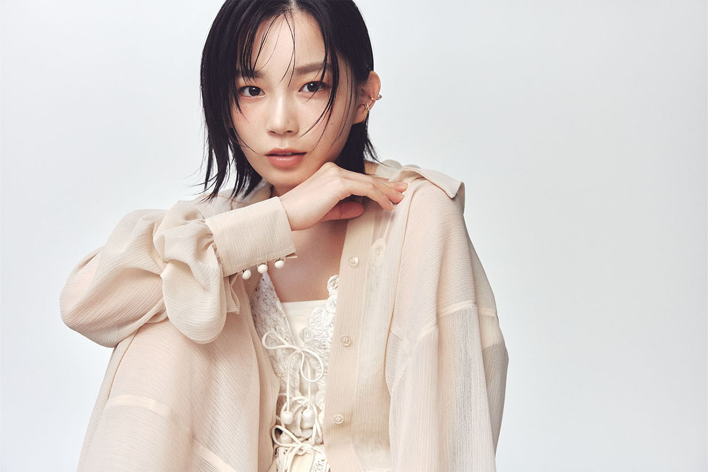 宮﨑優がまとう3つのホリデイメイクルック ツヤと血色感で引き出す新たな表情